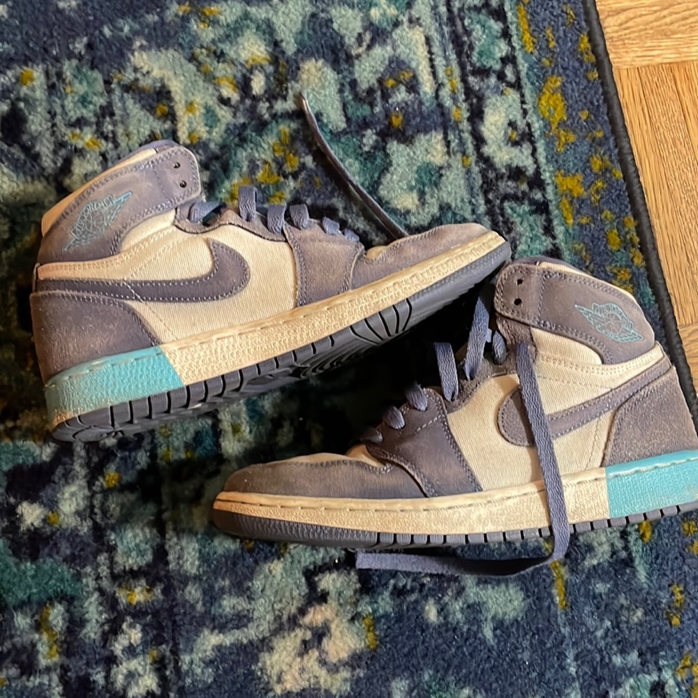 Air Jordan 1 high in purple and blue